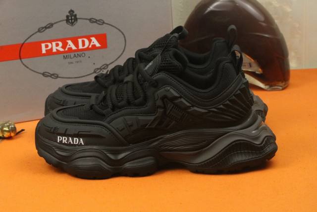 工厂价 高品质 Prada 普拉达新款上市著名奢侈品牌，专柜同步更新，意大利男鞋时尚杂志季刊封面主推款！鞋面采用进口头层牛皮搭配优质网布面料制作，舒适透气网布内